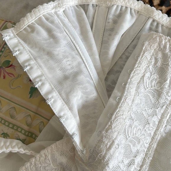 NWOT Vintage Women’s White Lace Hook Eye Corset Shapewear Panty - Picture 4 of 7